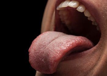 ¿Tienes siempre la boca seca? Puedes sufrir xerostomía