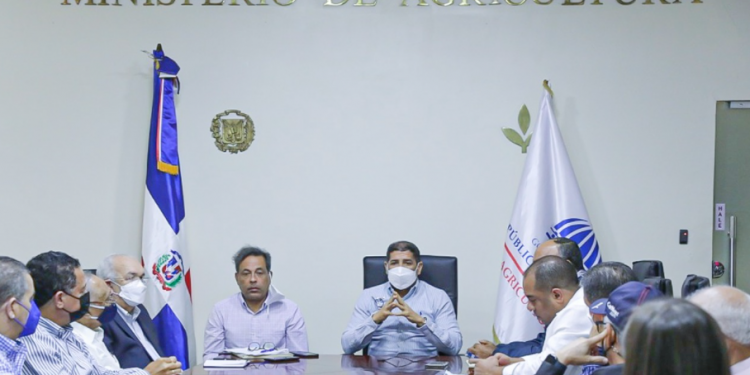 Gobierno y sector avícola unificados en mantener estabilidad precios del pollo
