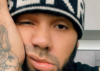 ¡Anuel lo hace de nuevo! Se tatúa el nombre de Yailin en el cuello