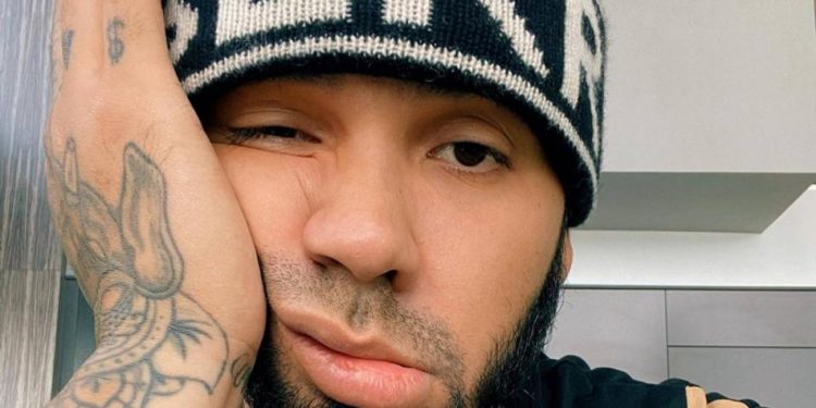 ¡Anuel lo hace de nuevo! Se tatúa el nombre de Yailin en el cuello