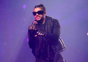 Bad Bunny se cae en el escenario durante concierto en Atlanta