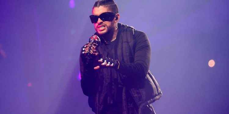 Bad Bunny se cae en el escenario durante concierto en Atlanta