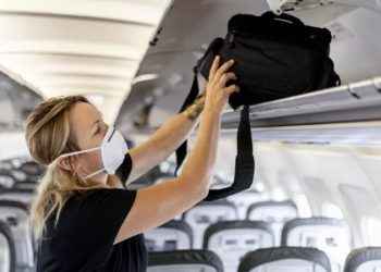 Jueza de Florida anula la obligación de usar mascarilla en aviones y trenes en EE.UU.