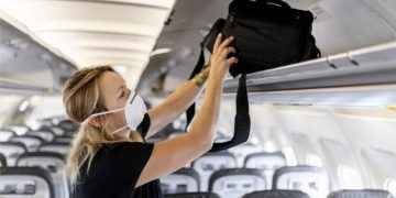 Jueza de Florida anula la obligación de usar mascarilla en aviones y trenes en EE.UU.