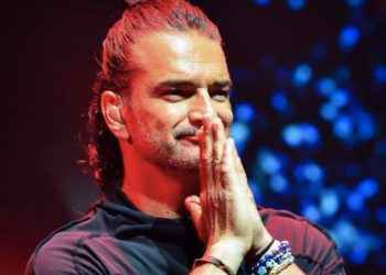 Mujer se quitó la ropa en concierto de Ricardo Arjona ¡Esta fue la reacción del cantante!
