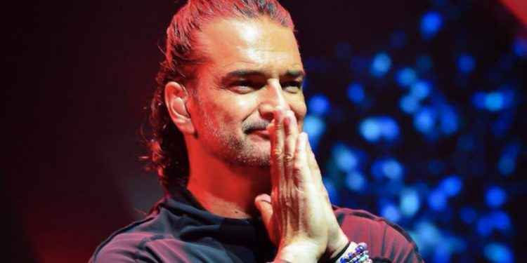 Mujer se quitó la ropa en concierto de Ricardo Arjona ¡Esta fue la reacción del cantante!