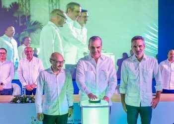 Abinader destaca inversión récord de US$800 millones de dólares en proyectos fotovoltaicos durante su Gobierno
