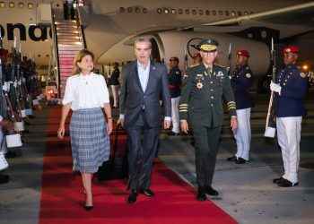 Presidente Abinader regresa al país desde Suiza tras destacada participación en la 75va Asamblea Mundial de la Salud y el FEM