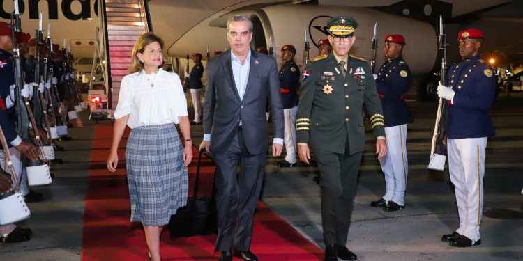 Presidente Abinader regresa al país desde Suiza tras destacada participación en la 75va Asamblea Mundial de la Salud y el FEM