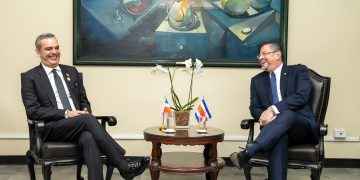 Abinader y mandatario electo de Costa Rica, se reúnen previo a toma de posesión
