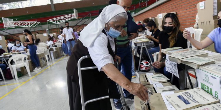Colombia acude a las urnas para elegir al nuevo presidente en unas elecciones polarizadas y que ponen fin a la era Duque