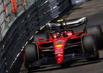 Pole para Leclerc tras un accidente múltiple; Sainz sale segundo