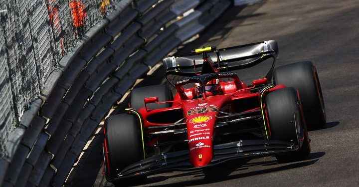 Pole para Leclerc tras un accidente múltiple; Sainz sale segundo