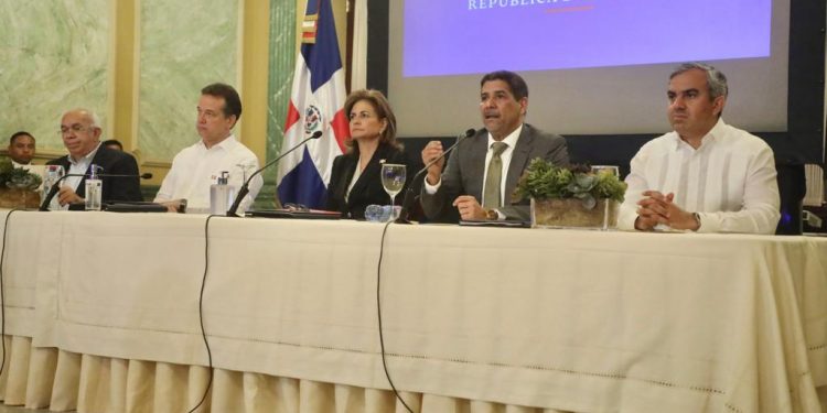 Gobierno anuncia subsidio por más de RD$1,200 millones al pollo, pan y pasta