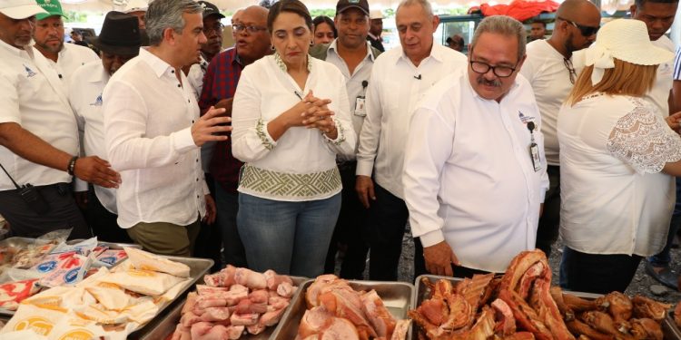 IAD continuó en Azua vendiendo productos agrarios a bajo precios y de calidad durante feria del INESPRE