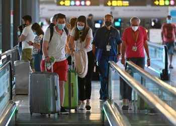 Unión Europea levantará la obligación de usar mascarillas por el COVID en aviones y aeropuertos desde el próximo lunes