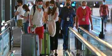 Unión Europea levantará la obligación de usar mascarillas por el COVID en aviones y aeropuertos desde el próximo lunes