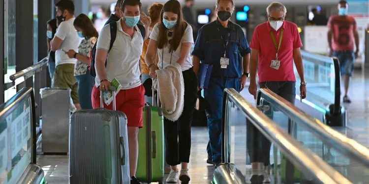 Unión Europea levantará la obligación de usar mascarillas por el COVID en aviones y aeropuertos desde el próximo lunes
