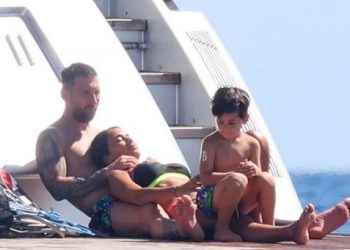 Los gestos románticos de Lionel Messi y Antonela Roccuzzo, relajados en el lujoso yate que alquilan en Ibiza