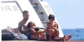 Los gestos románticos de Lionel Messi y Antonela Roccuzzo, relajados en el lujoso yate que alquilan en Ibiza