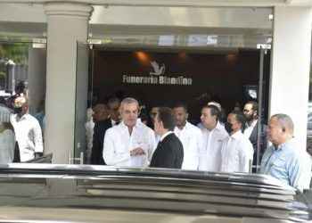 Presidente Abinader asiste a velatorio de madre de Ito Bisonó