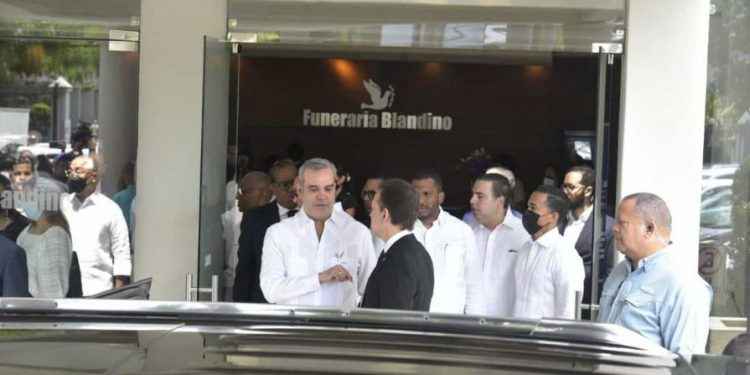 Presidente Abinader asiste a velatorio de madre de Ito Bisonó