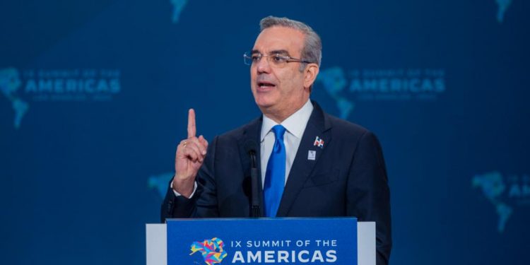 Presidente Abinader llega al país tras destacada participación en Cumbre de las Américas
