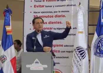 Cientos acompañan al ministro Daniel Rivera en la Caminata por la Salud en Nagua