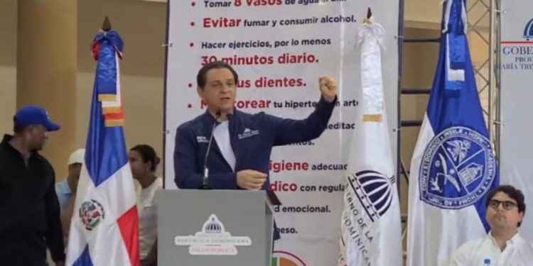 Cientos acompañan al ministro Daniel Rivera en la Caminata por la Salud en Nagua