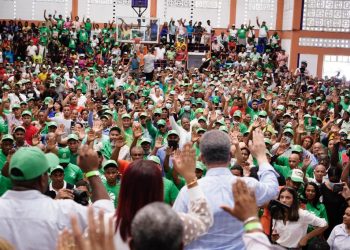 Dirigentes del PRM, ex alcaldes de La Victoria y San Luis y transportistas se juramentan en la Fuerza del Pueblo