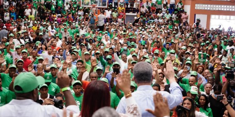 Dirigentes del PRM, ex alcaldes de La Victoria y San Luis y transportistas se juramentan en la Fuerza del Pueblo