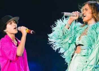 JLo presenta a su hija con lenguaje inclusivo