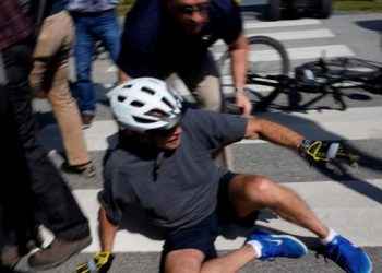 Joe Biden cae de su bicicleta durante un paseo en Delaware