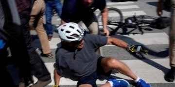 Joe Biden cae de su bicicleta durante un paseo en Delaware