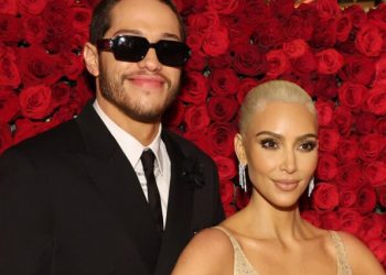 Pete Davidson bromea con Kim sobre su vagina
