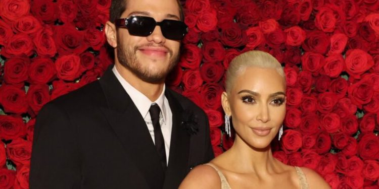 Pete Davidson bromea con Kim sobre su vagina