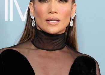 Jennifer López luce un vestido con transparencias