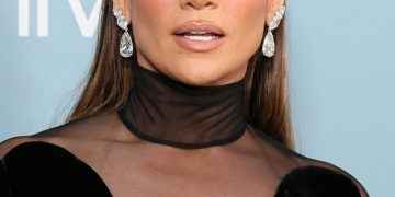 Jennifer López luce un vestido con transparencias
