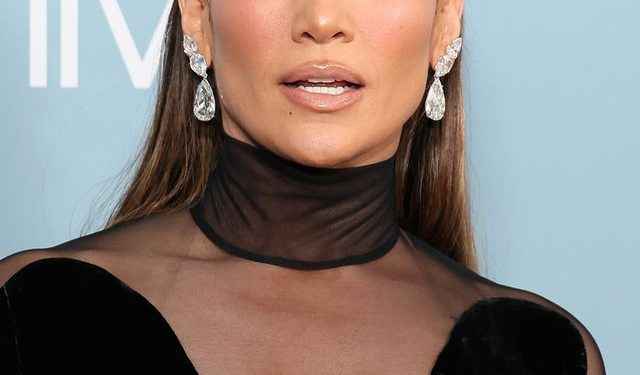 Jennifer López luce un vestido con transparencias