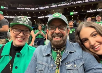 Juan Luis Guerra acude al TD Garden en apoyo a Al Horford