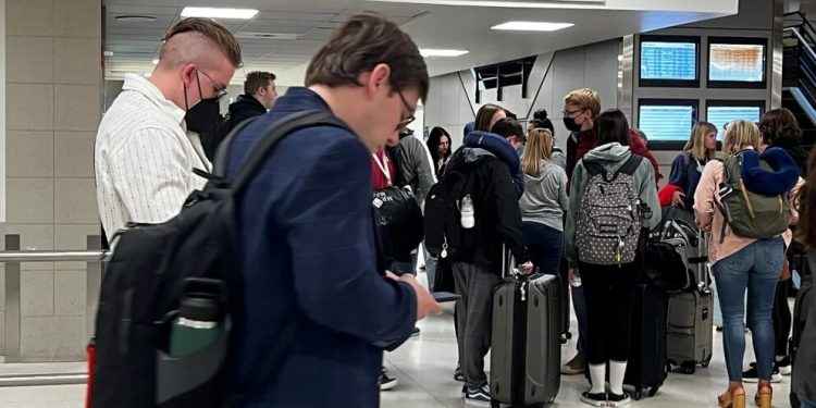 Miles de vuelos fueron cancelados en EEUU por falta de personal cuando está por comenzar la temporada de verano