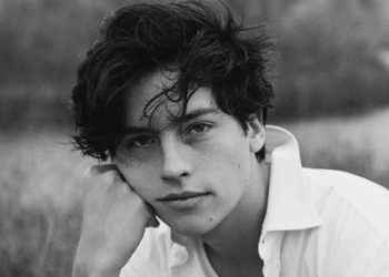Cole Sprouse ha publicado una foto desnudo
