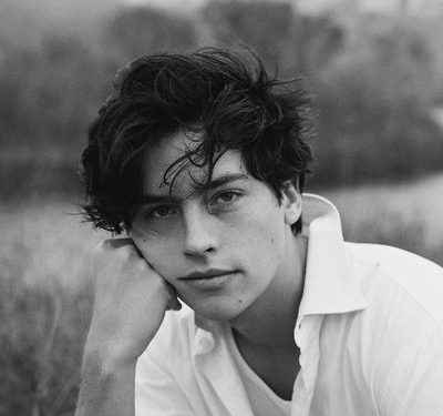 Cole Sprouse ha publicado una foto desnudo