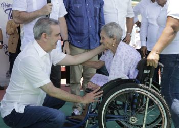 Abinader beneficia con pensión y reparación de casa a señora de 105 años en Jornada “Primero Tú”