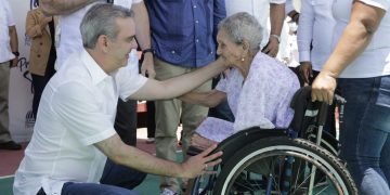Abinader beneficia con pensión y reparación de casa a señora de 105 años en Jornada “Primero Tú”