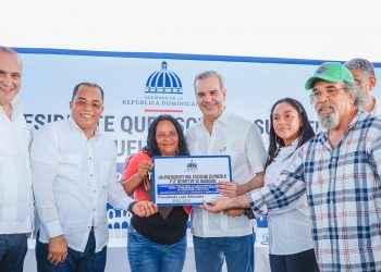Presidente Abinader entrega 100 viviendas en El Factor con inversión superior a los RD$61 millones