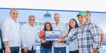 Presidente Abinader entrega 100 viviendas en El Factor con inversión superior a los RD$61 millones
