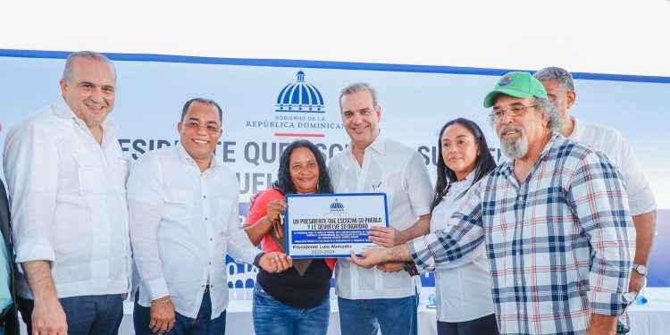 Presidente Abinader entrega 100 viviendas en El Factor con inversión superior a los RD$61 millones