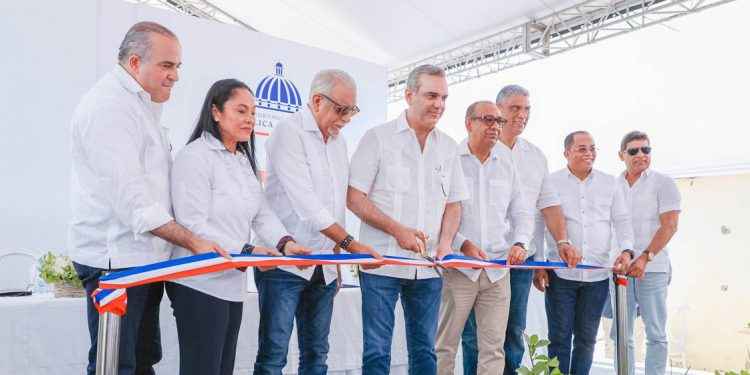 Presidente Abinader inaugura carretera en Rio San Juan por RD$303 millones construida por Obras Públicas