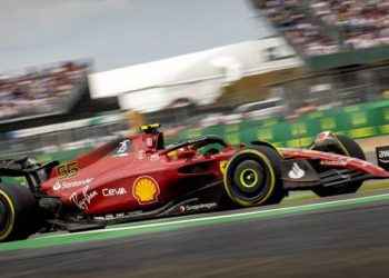 ¡Histórica primera victoria en la F1 de Sainz, con Checo de segundo en Silverstone!